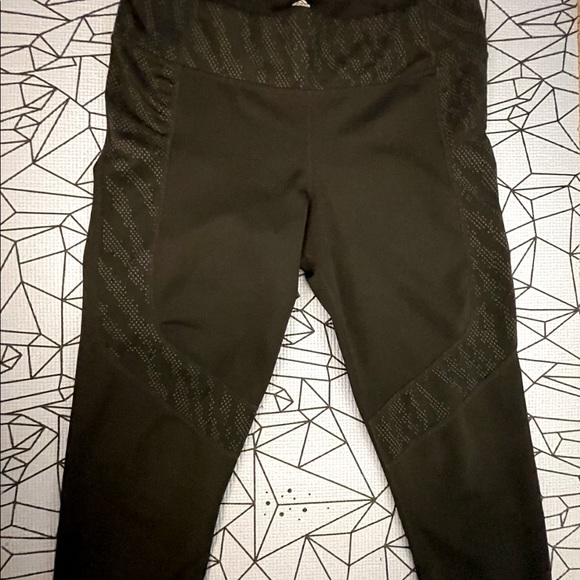 Adidas climalite Capri leggings. - Picture 7 of 12